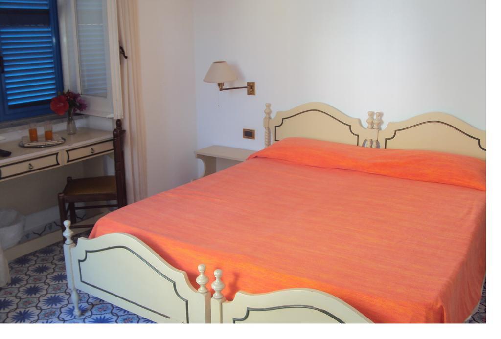 Hotel Villa Hermosa Ischia Szoba fotó